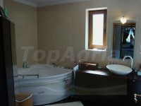 BATH WITH JACUZZI TUB BATH WITH JACUZZI TUB